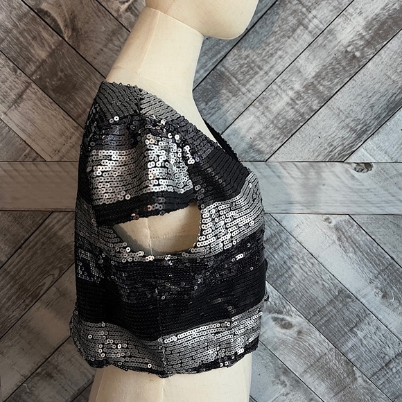 LUCY PARIS SEAUIN BLACK AND SILVER SHRUG SIZE L - Picture 3 of 7